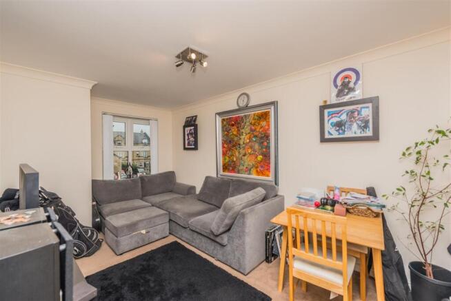 Living / Dining Area:
