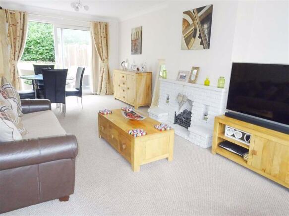 Spacious through lounge/ dining room