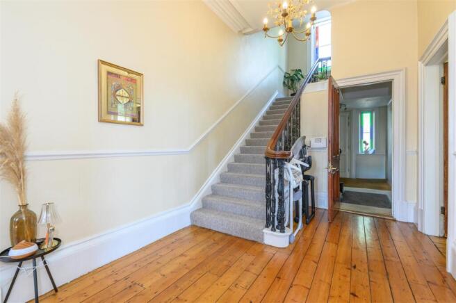 6 bed Semi-Detached for sale Image 7