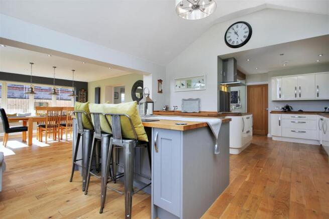 BREAKFAST BAR SEATING