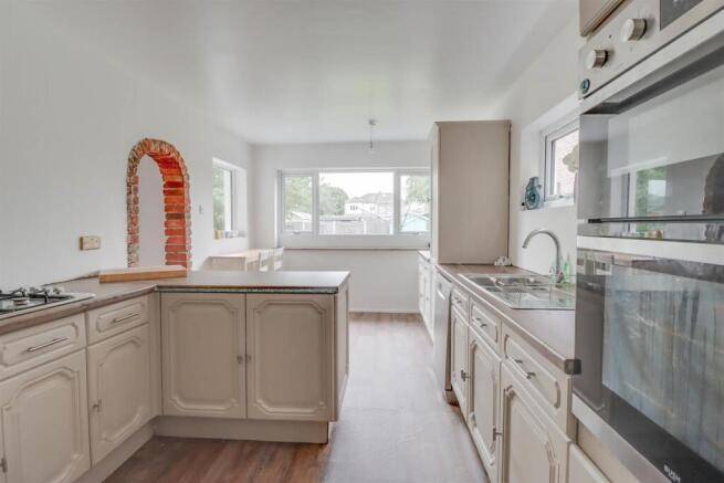 60 GUERNSEY GARDENS INSIDE-9.jpg