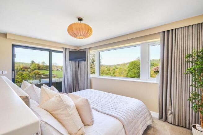5 bed Detached for sale Image 12