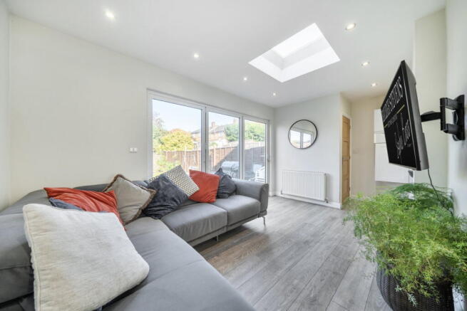 Three-Bedroom Extended Family Home | Modern Open-Plan Living | Driveway Parking | Large Rear Garden photo 4