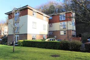 Flat 3, Oak Court, Hazel Way, Chipstead CR5 3PJ