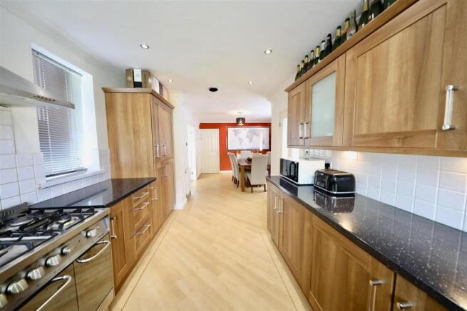3 bed Semi-Detached for sale Image 10