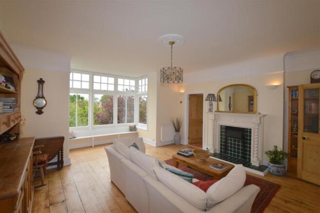 Living room/Dining room:
