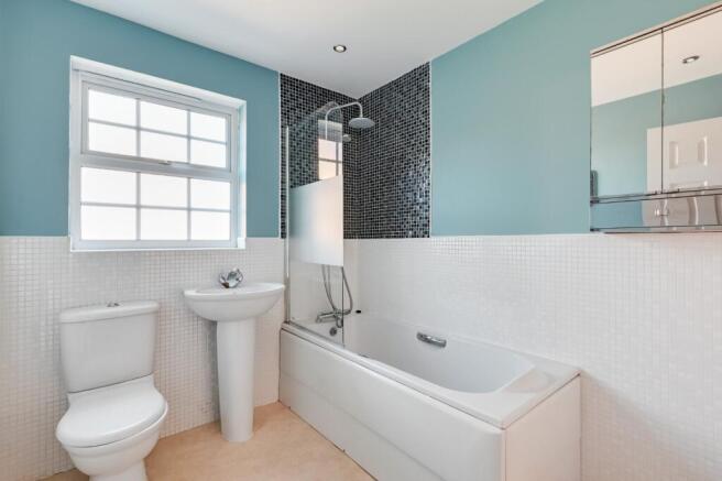 4 bed House for sale Image 12