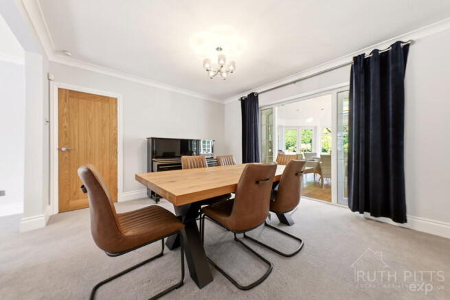 6 bed Detached for sale Image 12
