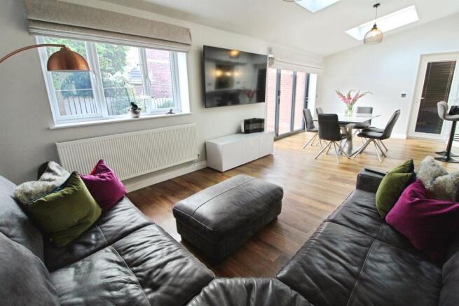 5 bed Detached for sale Image 4