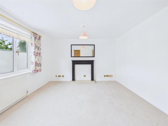 2 bed Flat for sale Image 5