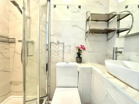 En Suite Bathroom.jpeg