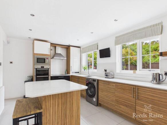 4 bed Detached for sale Image 5