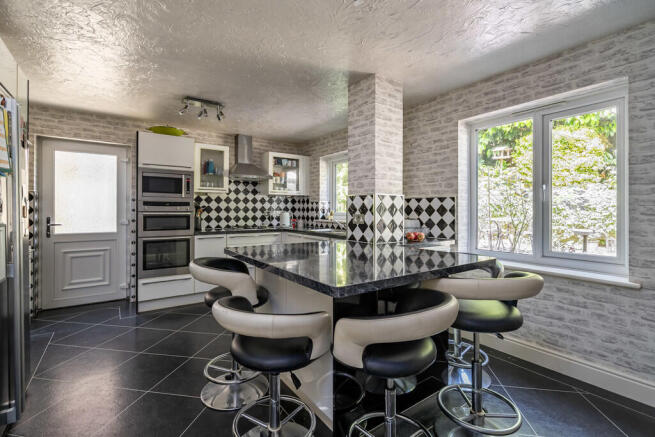 4 bed Detached for sale Image 9