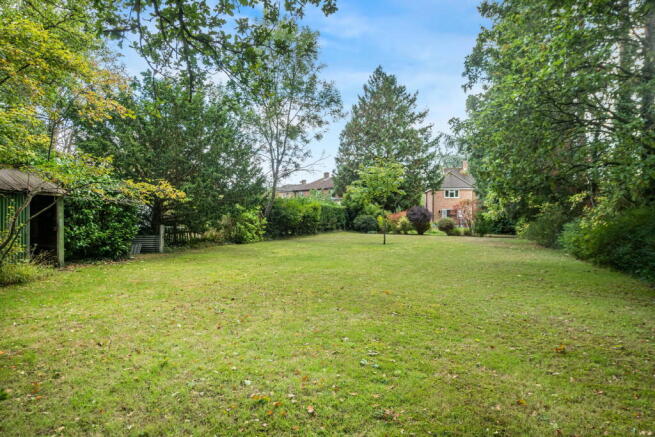 Nightingale Crescent, West Horsley photo 2