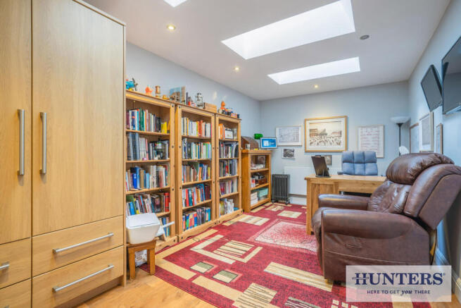 6 bed Detached for sale Image 11