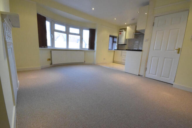3 bed flat to rent Hamilton Road, London NW11 9EB