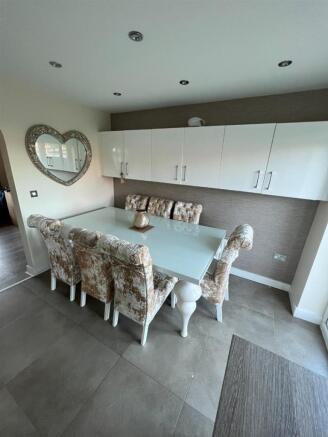 KITCHEN/DINING ROOM