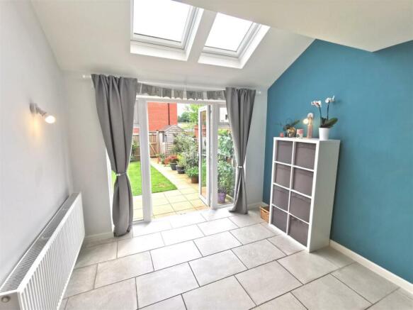 Spacious 'L' shaped open plan Kitchen/Dining Room