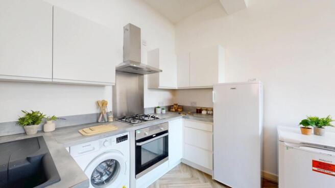 4 bed House to rent Image 4