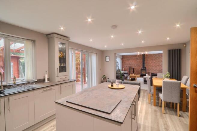 4 bed Detached for sale Image 7