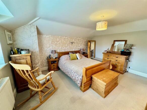5 bed Detached for sale Image 8