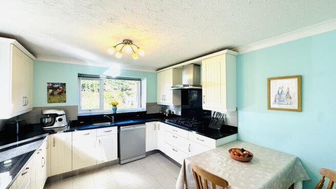 4 bed Detached for sale Image 11