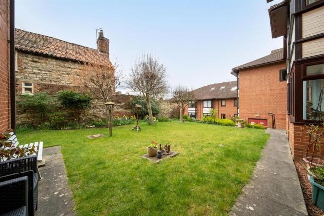 2 bed Apartment for sale Image 12
