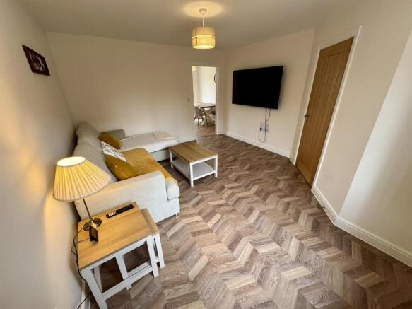 Living Room (2/2)