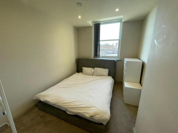 2 bed Apartment to rent Image 4