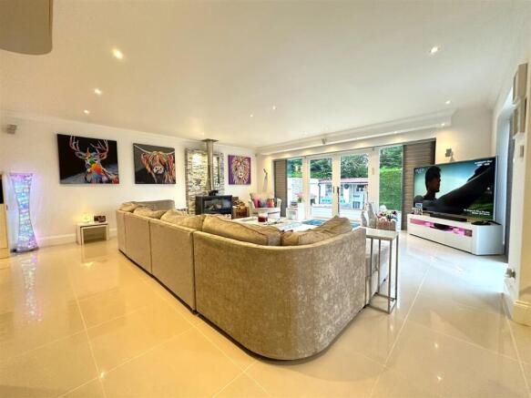4 bed House for sale Image 4