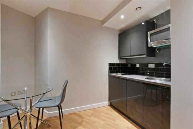 Studio to rent Image 8