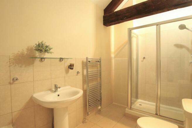 MASTER EN-SUITE