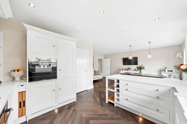 5 bed Detached for sale Image 10