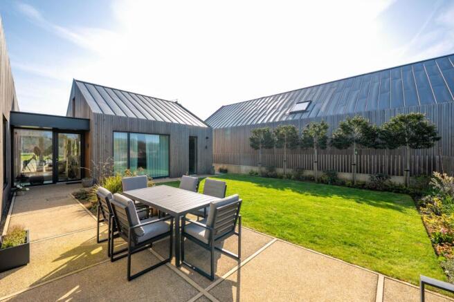 5 bed Detached for sale Image 4