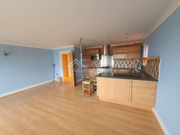 3 bed Flat to rent Image 7