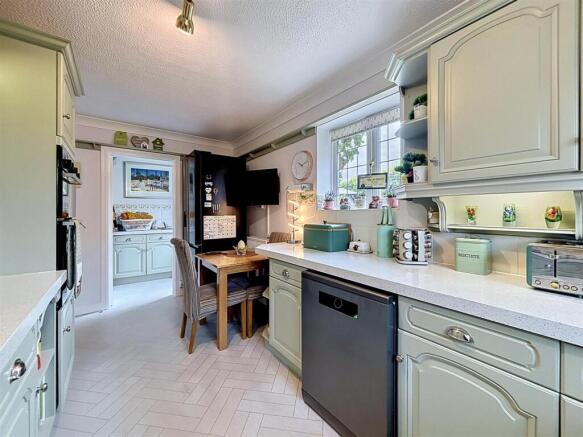 4 bed Detached for sale Image 10