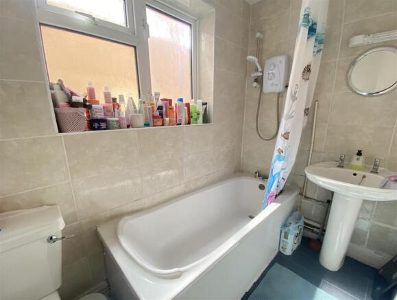 castle bathroom.jpeg