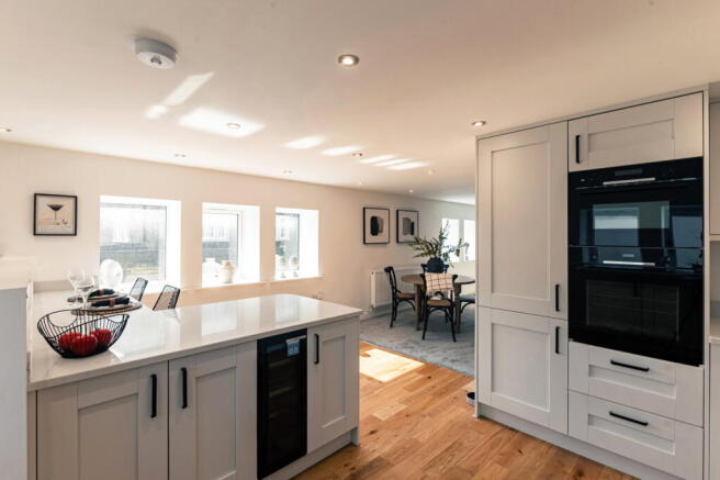 5 bed Town House for sale Image 4