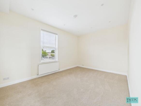 2 bed Terraced to rent Image 5