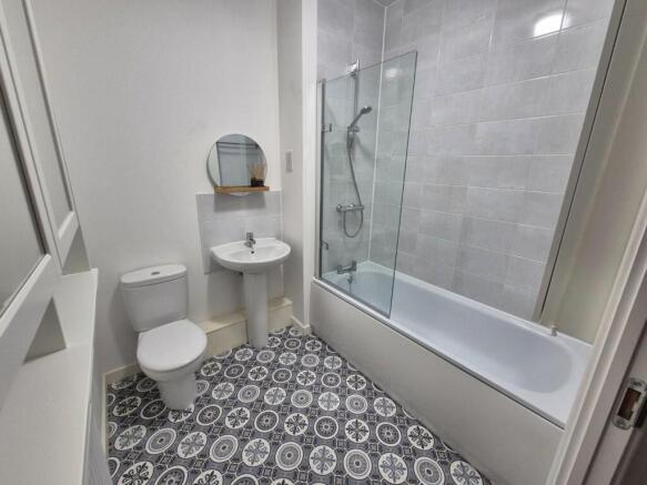 156 Paper Mill Gardens bathroom.jpg
