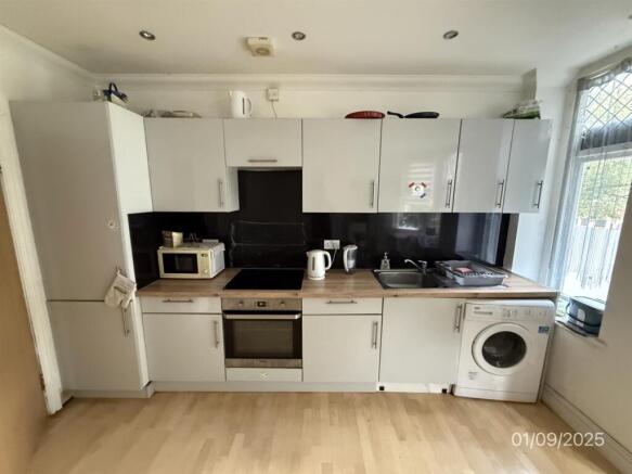 5 bedroom Flat for rent