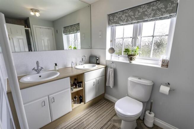 5 bed Detached for sale Image 11