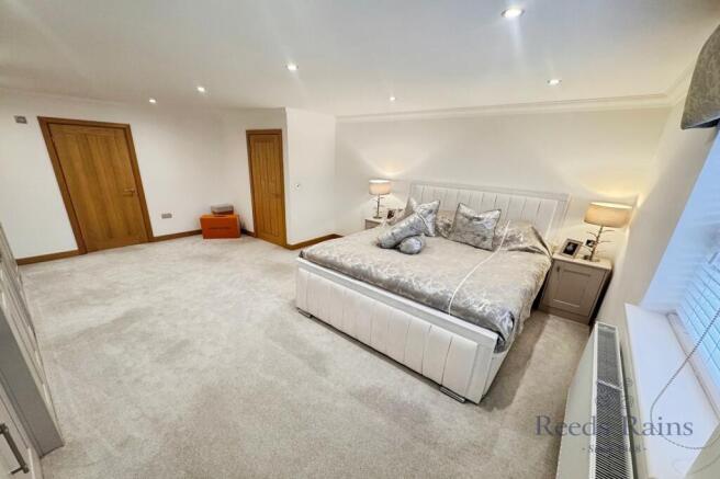 5 bed Detached for sale Image 4