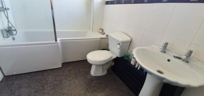 FAMILY BATHROOM