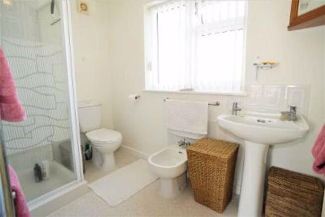 En suite shower (front)
