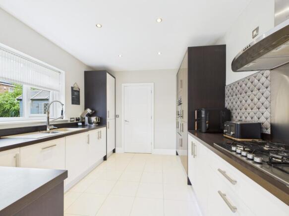 5 bed Detached for sale Image 8
