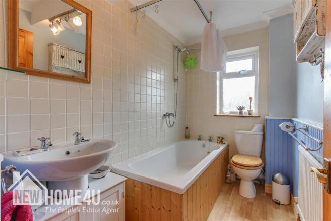 FAMILY BATHROOM: