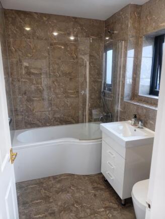 2 bed Flat to rent Image 5