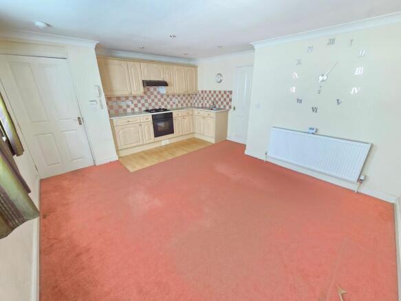 2 bed Ground Flat for sale Image 2