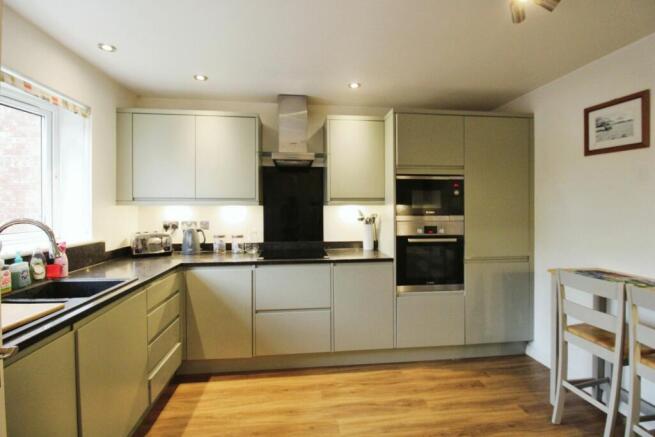 KITCHEN/BREAKFAST ROOM
